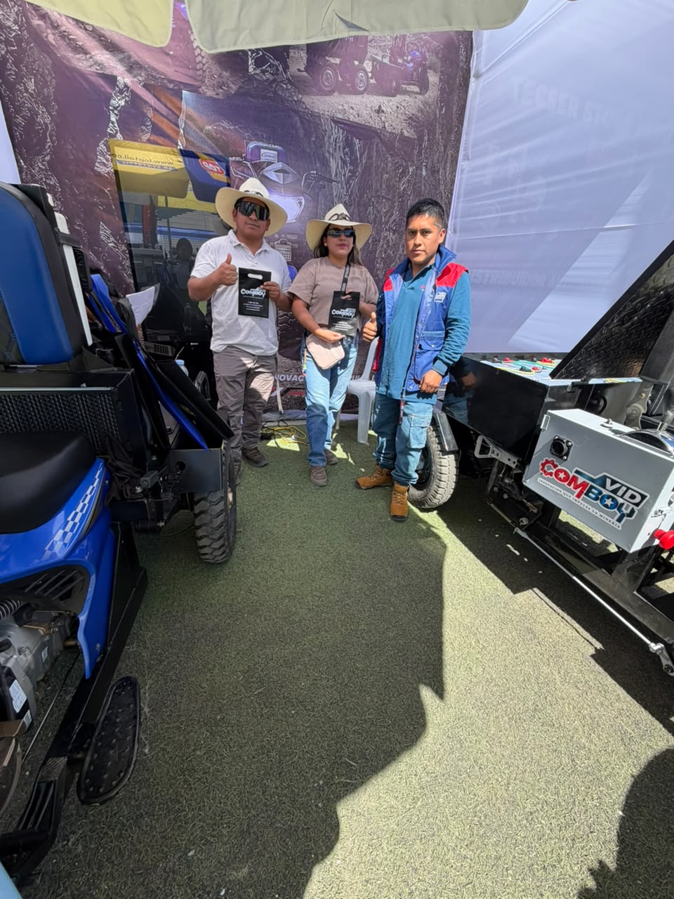 Visitantes junto al remolcador COMBOY VID